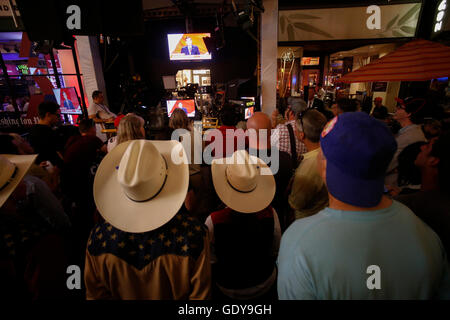 Cleveland, États-Unis. 20 juillet, 2016. Donald Trump partisans en chapeaux de cow-boy regarder Ted Cruz tergiverser contre leur candidat en dehors de Quicken Loans Centre. Cleveland, Ohio a accueilli trois nuit de la Convention Nationale Républicaine, où un discours tant attendu par l'ancien opposant Trump Ted Cruz semble susciter plus de troubles civils à l'intérieur de l'Auditorium de Quicken Loans a été autorisé par les autorités à l'extérieur dans le centre-ville de Cleveland. © Andy Katz/Pacific Press/Alamy Live News Banque D'Images