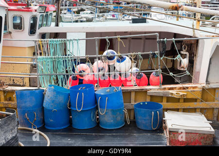 La pêche commerciale des bateaux amarrés dans le port de Padstow Cornwall UK partie de la flotte de pêche britannique avec des filets et sur les ponts bouées Banque D'Images