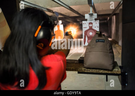 Las Vegas, Nevada - une femme au poing son feu d'armes à feu d'Escompte  + intérieur de tir de munitions. Banque D'Images