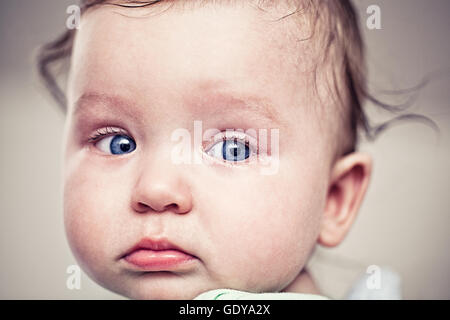 Close-up d'un adorable petit garçon aux yeux bleus. Banque D'Images