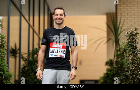 Renaud Lavillenie pose avant la conférence de presse à l'hôtel Grange Tower Bridge Hotel, Londres. Banque D'Images