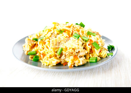 Pilaf pilaf parfumé Pilau Pulav riz frit, avec viande et légumes sur une plaque gris. Isolé sur blanc. Macro. Banque D'Images