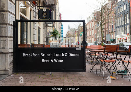 AMSTERDAM, Pays-Bas - 15 NOVEMBRE 2015 : : restaurant terrasse extérieure qui sert le brunch, le déjeuner et dîner, de la bière et du vin Banque D'Images