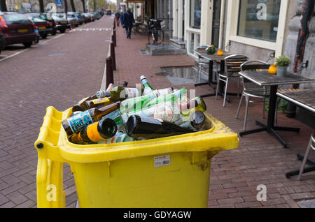 AMSTERDAM, Pays-Bas - 15 NOVEMBRE 2015 : bac jaune rempli de bouteilles vides dans les rues d'amsterdam Banque D'Images