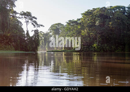 Rivière de Tortuguero, Costa Rica sky contre Banque D'Images