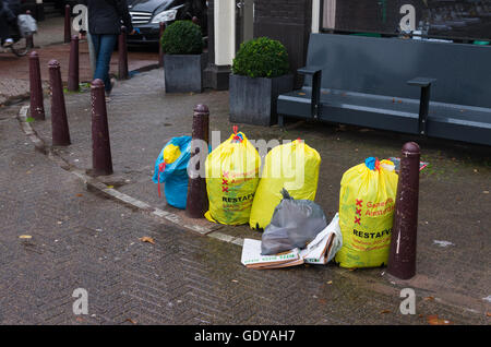 AMSTERDAM, Pays-Bas - 15 NOVEMBRE 2015 : les ordures dans les rues d'amsterdam Banque D'Images