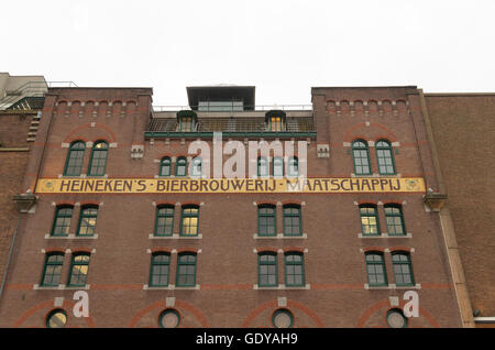 AMSTERDAM, Pays-Bas - 15 NOVEMBRE 2015 : Ancien de la bière Heineken Brewery extérieur. Fermée en 1988, le bâtiment est aujourd'hui un visiteurs Banque D'Images