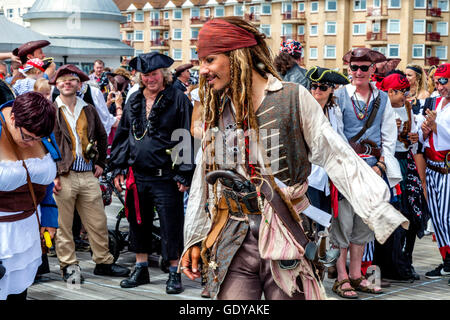 Des gens habillés en costumes Pirate sur Hastings Pier à l'Assemblée annuelle de l'Hastings jour Pirate Festival, Hastings, Sussex, UK Banque D'Images