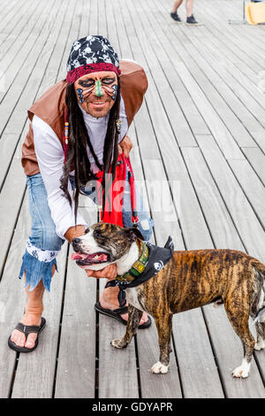 Un homme habillé en costume de pirate avec son chien lors de l'Assemblée Hastings jour Pirate Festival, Hastings, Sussex, UK Banque D'Images