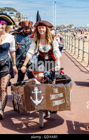 Les gens vêtus de costumes de pirate sur le front de mer de Hastings Hastings annuel au cours de la journée Pirate Festival, Hastings, Sussex, UK Banque D'Images