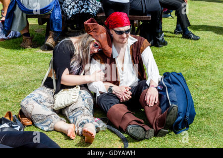 Un jeune couple dressed in costumes Pirate Sur le front pendant la journée Pirate Hastings annuel Festival, Hastings, Sussex, UK Banque D'Images