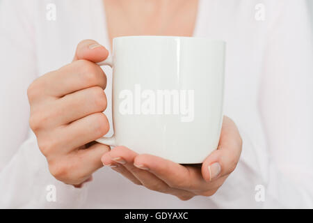 Close-up of Blank white cup à main femme Banque D'Images