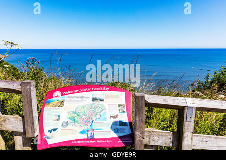 Robin Hoods Bay North Yorkshire signer regardant la mer welcome sign directions UK Angleterre GO Banque D'Images