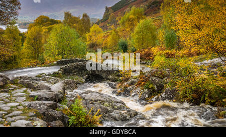 Ashness Bridge dans le Lake District en automne ou couleurs d'automne Banque D'Images