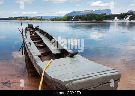 Bateau typique amarré à Canaima Lagoon, Parc national Canaima, Venezuela Banque D'Images