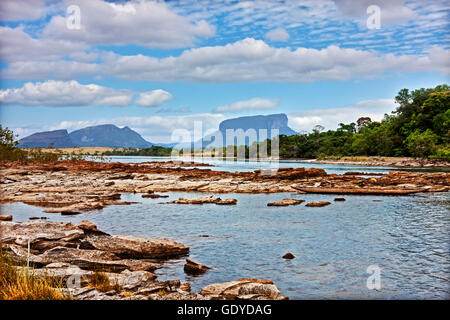 Fleuve Carrao table avec montagnes en arrière-plan, Parc national Canaima, Venezuela Banque D'Images