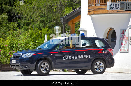 Les Carabinieri italiens Subaru voiture de patrouille, Corvara, Italie Banque D'Images