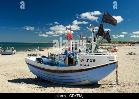 Petits bateaux de pêche la plage à Nr. Vorupoer (Nr. Vorupør), un pittoresque village de pêcheurs sur la côte ouest du Jutland, Danemark Banque D'Images