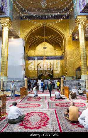 Le sanctuaire de l'Imam Abbas c'est le culte d'une grande coupole dorée goût et de minarets, l'un des Imams chiites qui est le frère de l'Imam Hussein bin Ali bin Abi Talib, situé dans la ville de Kerbala, au sud de Bagdad. Banque D'Images