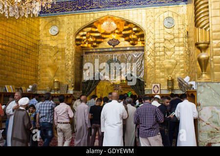 Le sanctuaire de l'Imam Abbas c'est le culte d'une grande coupole dorée goût et de minarets, l'un des Imams chiites qui est le frère de l'Imam Hussein bin Ali bin Abi Talib, situé dans la ville de Kerbala, au sud de Bagdad. Banque D'Images