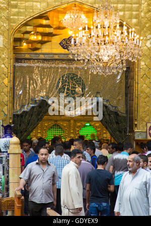 Le sanctuaire de l'Imam Abbas c'est le culte d'une grande coupole dorée goût et de minarets, l'un des Imams chiites qui est le frère de l'Imam Hussein bin Ali bin Abi Talib, situé dans la ville de Kerbala, au sud de Bagdad. Banque D'Images