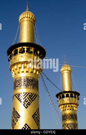 Le sanctuaire de l'Imam Abbas c'est le culte d'une grande coupole dorée goût et de minarets, l'un des Imams chiites qui est le frère de l'Imam Hussein bin Ali bin Abi Talib, situé dans la ville de Kerbala, au sud de Bagdad. Banque D'Images