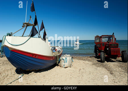 Un petit bateau de pêche l'approche et l'atterrissage sur la plage à Nr. Vorupoer (Nr. Vorupør), Jutland, Danemark Banque D'Images