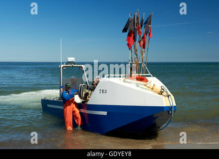 Un petit bateau de pêche l'approche et l'atterrissage sur la plage à Nr. Vorupoer (Nr. Vorupør), Jutland, Danemark Banque D'Images