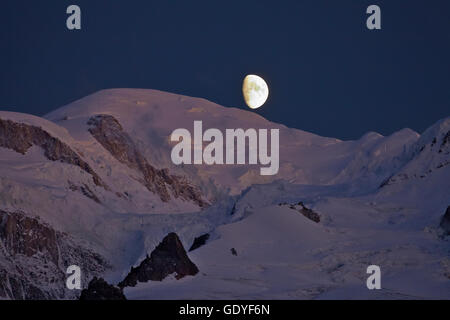 Géographie / voyages, France, la lune sur le Mont- Blanc (4810m) au lever du soleil, Additional-Rights Clearance-Info-Chamonix,-Not-Available Banque D'Images