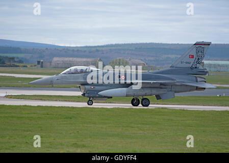 De l'air turque F16 Série d'avions à réaction 07-1002 Reg RAF Lossiemouth Exercice Joint Warrior 2016. 10 758 SCO. Banque D'Images