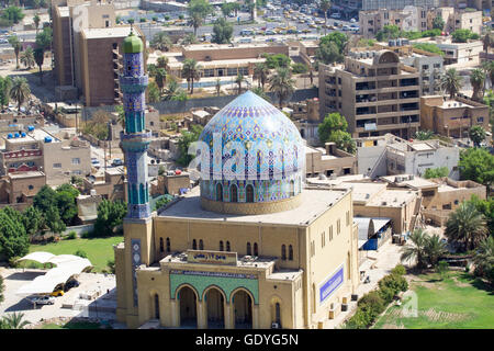 Photo d'une mosquée 17 Ramadan à Bagdad en Irak, ses contient un dôme décoré et minaret. Banque D'Images