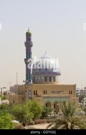 Photo d'une mosquée 17 Ramadan à Bagdad en Irak, ses contient un dôme décoré et minaret. Banque D'Images