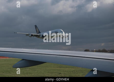 Singapore Airlines Airbus 380-841 Reg 9V-SKP l'atterrissage à l'aéroport Heathrow de Londres. 10 774 SCO. Banque D'Images