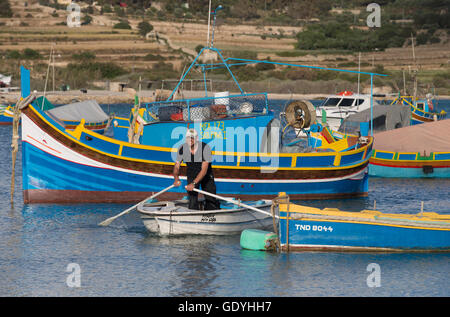 Barques peintes de couleurs vives, soi-disant Luzzu, dans le port du village de pêcheurs de Marsaxlokk, dans le sud de l'île de Malte. La photo a été prise en avril 2014. Photo : Tom Schulze | conditions dans le monde entier Banque D'Images