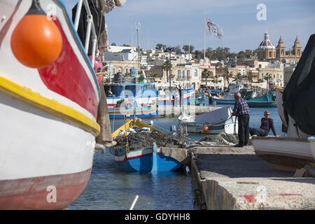 Barques peintes de couleurs vives, soi-disant Luzzu, dans le port du village de pêcheurs de Marsaxlokk, dans le sud de l'île de Malte. La photo a été prise en avril 2014. Photo : Tom Schulze | conditions dans le monde entier Banque D'Images