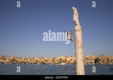 Barques peintes de couleurs vives, soi-disant Luzzu, dans le port du village de pêcheurs de Marsaxlokk, dans le sud de l'île de Malte. La photo a été prise en avril 2014. Photo : Tom Schulze | conditions dans le monde entier Banque D'Images