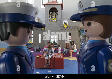 Les enfants jouent dans le parc de l'usine Playmobil dans Hal à présent dans le sud de l'île de Malte. La photo a été prise en juillet 2014. Depuis 1971, la société Playmobil a été la production de chiffres et de petits morceaux. Photo : Tom Schulze | conditions dans le monde entier Banque D'Images