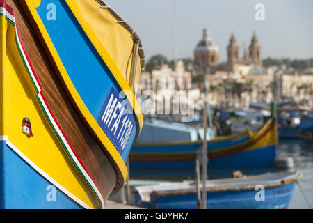 Barques peintes de couleurs vives, soi-disant Luzzu, dans le port du village de pêcheurs de Marsaxlokk, dans le sud de l'île de Malte. La photo a été prise en avril 2014. Photo : Tom Schulze | conditions dans le monde entier Banque D'Images