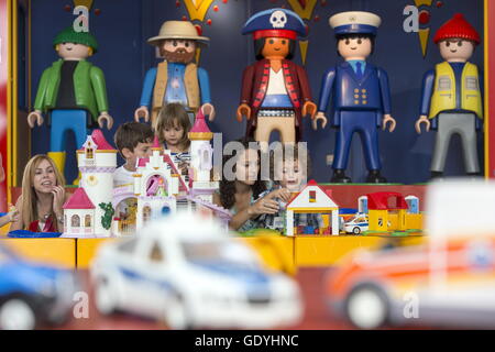 Les enfants jouent dans le parc de l'usine Playmobil dans Hal à présent dans le sud de Malte. La photo a été prise en juillet 2014. Depuis 1971, la société Playmobil a été la production de chiffres et de petits morceaux. Photo : Tom Schulze | conditions dans le monde entier Banque D'Images