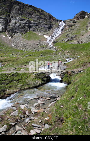 Montets Cascade et torrent près du hameau de l'ECOT, Bonneval-sur-Arc, Parc National de la Vanoise, Alpes du Nord, Savoie, France Banque D'Images