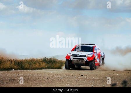 Des promenades en voiture Toyota rallye sur route poussiéreuse pendant Silk Way rally Banque D'Images