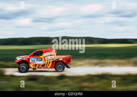 Motion Blur en voiture de rallye sur route au cours de Silk Way rally Banque D'Images