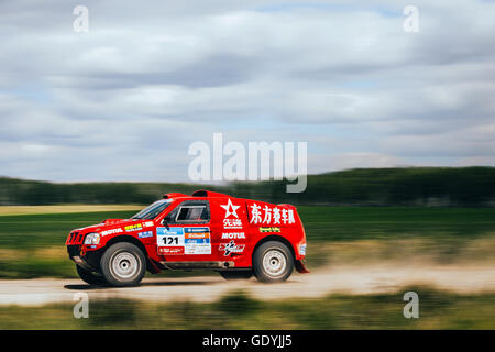 Motion Blur voiture rallye de l'équipe chinoise se déplace sur route au cours de Silk Way rally Banque D'Images