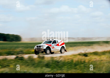 Des promenades en voiture à grande vitesse sur route au cours de Silk Way rally Banque D'Images