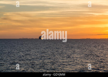 La ville de Miami au coucher du soleil de la mer avec à l'horizon de fret Banque D'Images