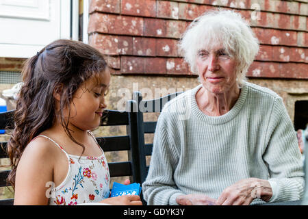 Une race mixte enfant joue d'enfant avec sa grand-mère, Sussex, UK Banque D'Images