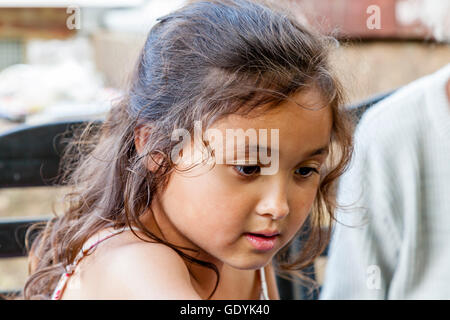 Une race mixte enfant jouant des jeux de cartes, Sussex, UK Banque D'Images