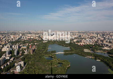 Tour de la télévision centrale de Chine - vue depuis le sommet de la tour, avec vue sur le Parc Yuyuantan, à Pékin, en Chine. Banque D'Images