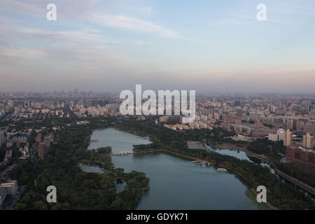 Tour de la télévision centrale de Chine - vue depuis le sommet de la tour, avec vue sur le Parc Yuyuantan, à Pékin, en Chine. Banque D'Images