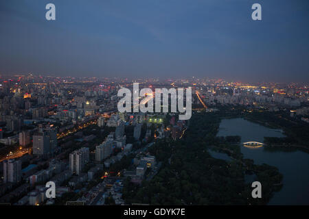 Tour de la télévision centrale de Chine - vue depuis le sommet de la tour, avec vue sur le Parc Yuyuantan, à Pékin, en Chine. Banque D'Images